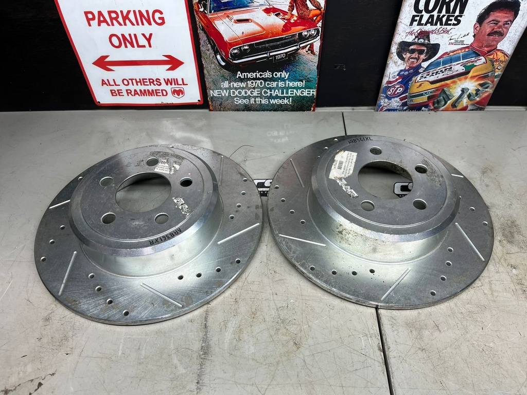 Discos Traseros Perforados Sólidos Dodge Challenger 2005-2023 / Charger 2006-2023 / Magnum 2005-2008.