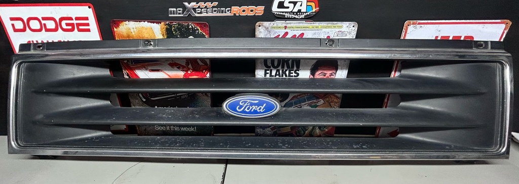 Parrilla para Ford Aerostar 1986 a 1991 (usado)  (con emblema)