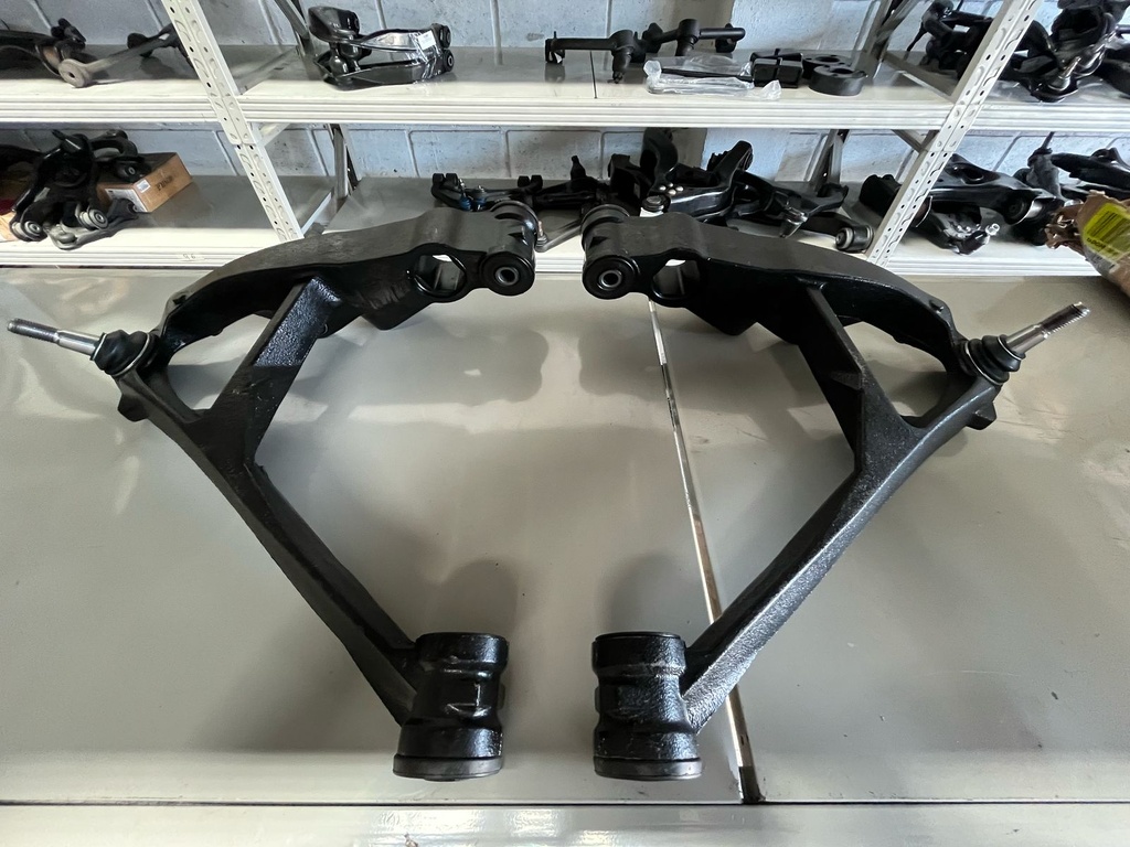 Tijeretas Delanteras Inferiores Chevrolet 4x4 Silverado Cheyenne 1999-2006 / Avalanche Z71 2002-2006 / Suburban 2000-2006.