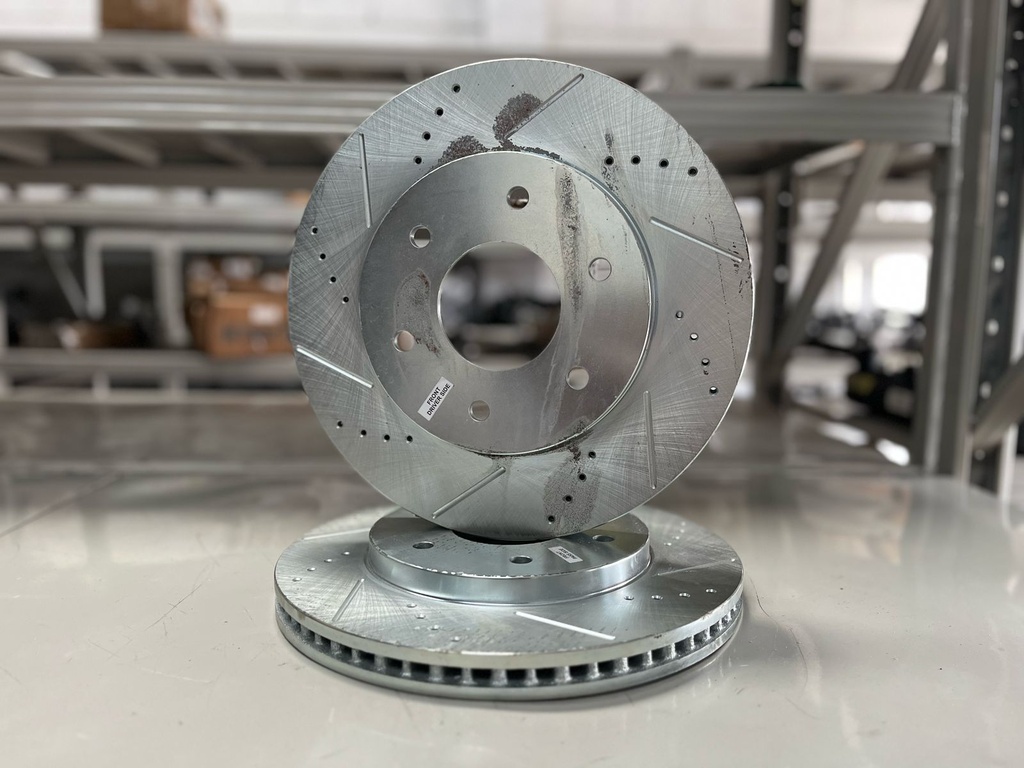 Discos delanteros perforados / ventilados para Nissan Titan 2003 al 2005 / Pathfinder 2004 / Armada 2005 / Infiniti QX56 2004 al 2005