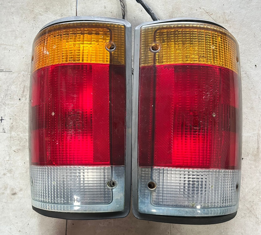 Luces traseras para Ford E150 / E250 / E350 1992 a 1994 (usado)