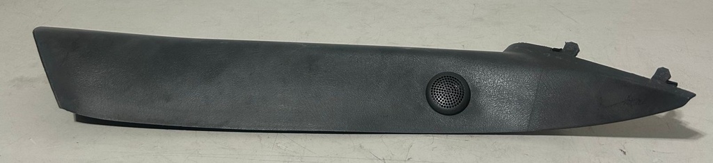 Moldura de pilar derecho para Chevrolet / GMC Sierra / Silverado 1500 / Tahoe / Suburban / Yukon 1999 al 2006 / Avalanche 2002 al 2006 ( Usado )
