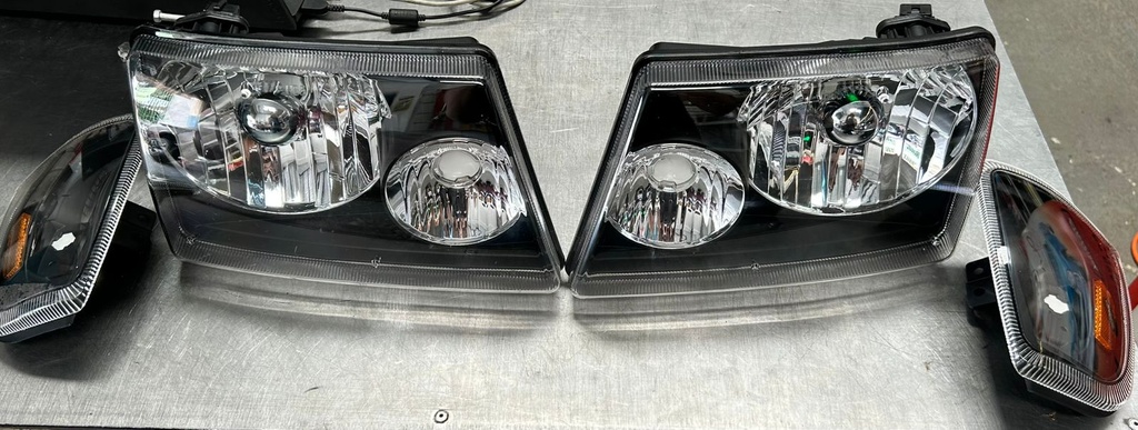 Luces delanteras fondo negro para Ford Ranger 2001 al 2008 (versión americana )