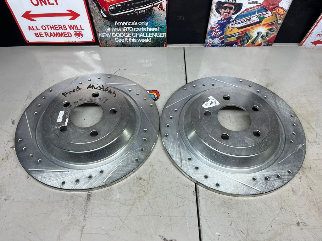 Discos Traseros Perforados Solidos Ford Mustang Ecoboost 2015-2023.