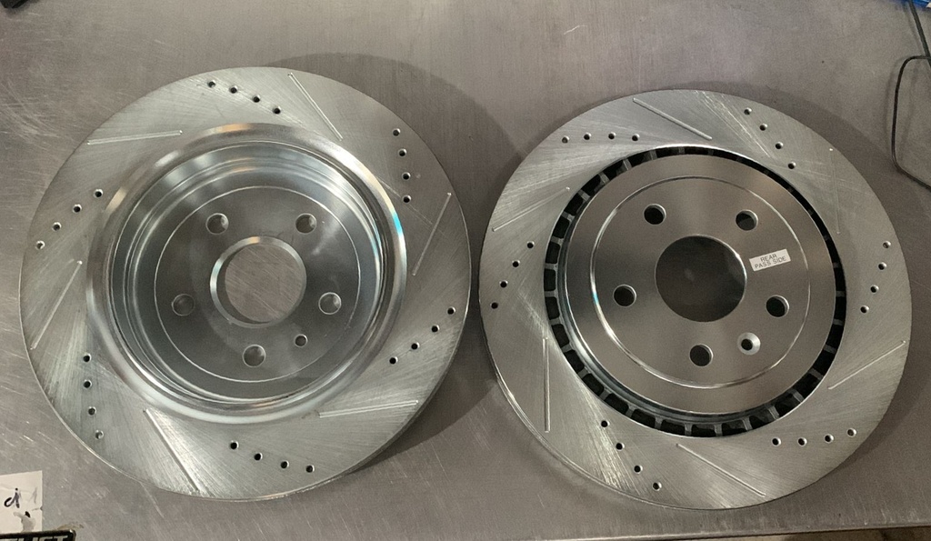 Par de discos de freno tras, perforados, ranurados, ventilados Chevrolet Camaro 16/21, Cadillac ATS 16/18