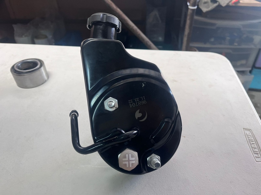 Bomba Remanufacturada de Direccion Hidraulica para Motores Chevrolet GM 4.3L/262 - 4.8L/294 - 5.0L/305 - 5.3L/325 - 5.7L/350 - 6.0L/364 - 7.4L/454 de 1996-2007. (VERSION MEXICANA)