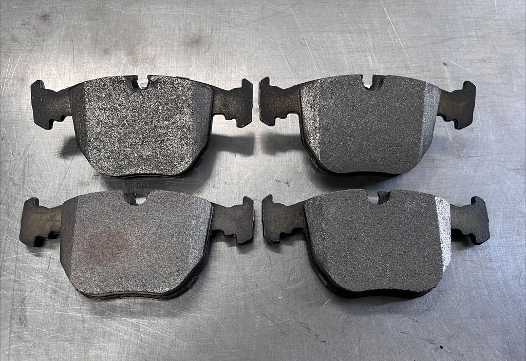 Pastillas Delanteras Semimetálicas BMW 530i 2001-2003 / 540i 1997-2003 / 740iL 1995-2001 / M5 2000-2003 / X5 2000-2006.