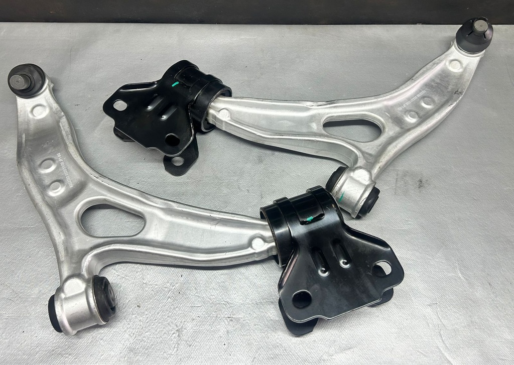 Tijeretas inferiores para Ford Focus 2012 al 2018 (Modelo SE / Titanium)