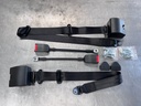 Cinturones de Seguridad de 3 Puntos con Retorno Automático.