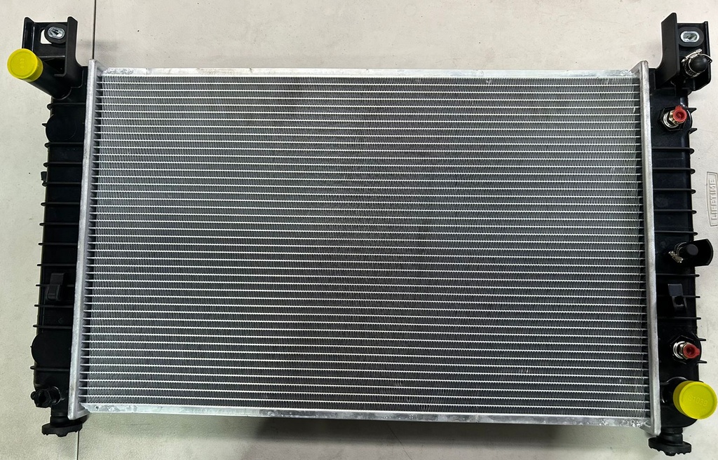 Radiador plástico para Chevrolet Avalanche Tahoe Suburban 4.8L 5.3L 6.0L 6.2L 2002 al 2014