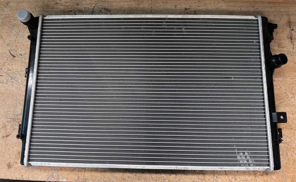 Radiador de 1 Fila Volkswagen Beetle 2.0L 2013-2019 / Passat 1.8L / 2.0L 2014-2019 / Jetta 1.8L / 2.0L 2015-2018.