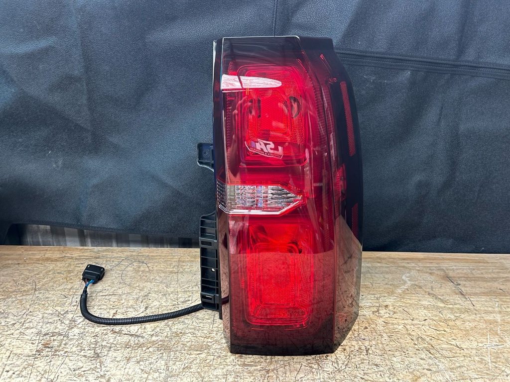 Luz Trasera Derecha Chevrolet Suburban / Tahoe 2015-2020.