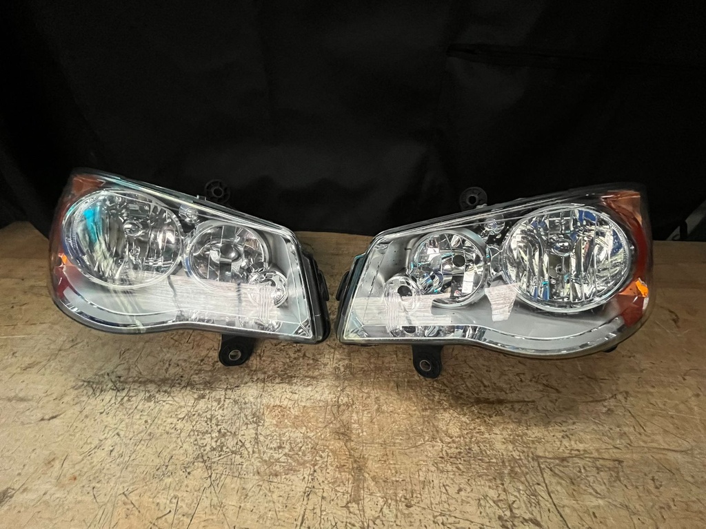 Luces Delanteras Cromadas (USADAS) para Dodge Grand Caravan 2011-2019 / Chrysler Town & Country 2008-2016.