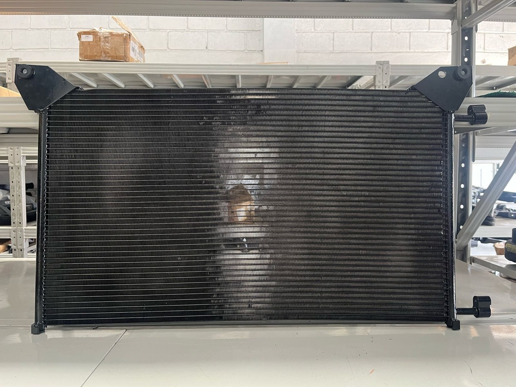 Condensador de Aire A/C Chevrolet Silverado 1500 / 2500 1999-2013 / Avalanche 2002-2013 / Tahoe 2000-2014 / GMC Sierra 1999-2013 / Yukon 2000-2014.