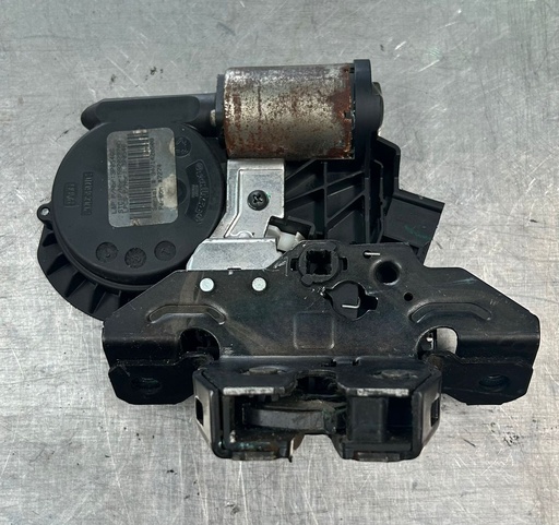 Actuador de cerradura traseras para Chevrolet Tahoe / Suburban 2015 al 2020  (usado)