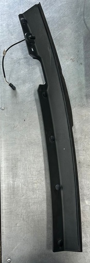 Moldura con sensor derecha de puerta elevadiza para Chevrolet Tahoe / Suburban 2015 al 2020  (usado)