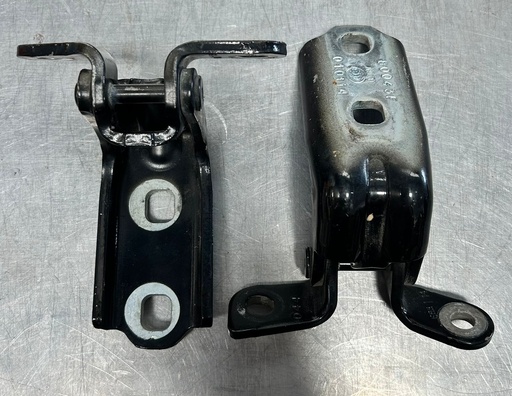 Bisagras de puerta delantera superior y inferior Chevrolet Tahoe / Suburban 2015 al 2020 (usado)