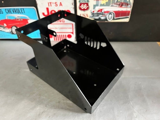 Caja de almacenaje universal para latas de gas combustible de 5 galones.