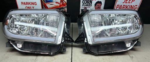 Luces delanteras cromadas con Led DRL para Toyota Tundra SR / SR5 / Limited / TRD Pro 2014 al 2021Luces delanteras cromadas con Led DRL para Toyota Tundra SR / SR5 / Limited / TRD Pro 2014 al 2021