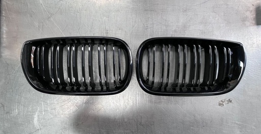 Parrillas Delanteras para  BMW E46 320i / 325i / 325xi / 330i / 330i / 330xi 4DR 2002-2006.