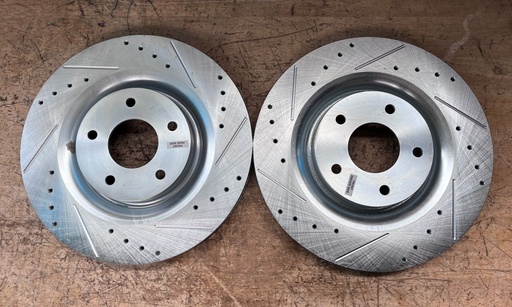 Discos Delanteros Ventilados y Perforados Chevrolet Corvette C6 V8 6.0L / 6.2L 2005-2013.