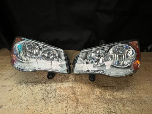 Luces Delanteras Cromadas (USADAS) para Dodge Grand Caravan 2011-2019 / Chrysler Town & Country 2008-2016.